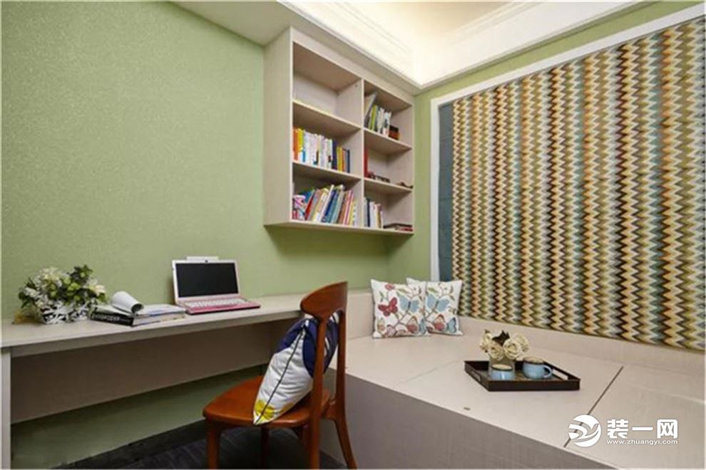 书房墙面以素雅绿为墙面，结合一款波纹卷帘，榻榻米式的床，小空间的利用也是相当的极致。