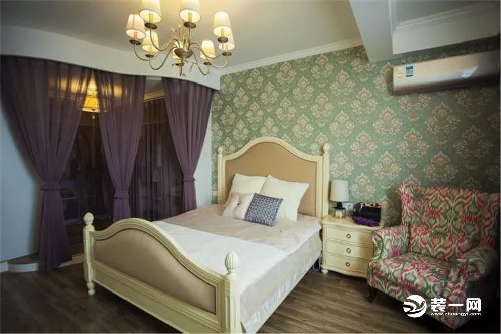 主卧整体以清新的床头背景墙壁纸，主卧与衣帽间之间隔着一层半透的紫色纱帘，显得浪漫又情趣。