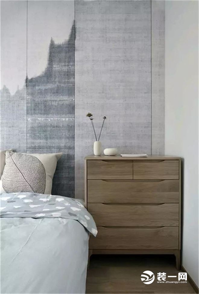 深色木纹的床头柜与床头背景，还有这浅色的被子，色彩上形成鲜明的对比。