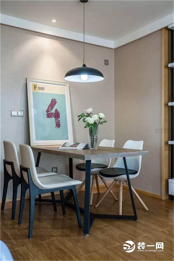 简单简洁的餐厅，铁架木板的餐桌，搭配一套精致极简的餐椅，显得简约而又自然舒适。