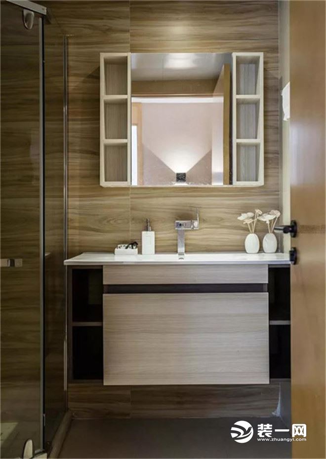 卫生间的镜子两侧做成开放的收纳架，可以方便地把卫浴用品放上去，很是实用；木纹砖打造的墙面跟地面，整体