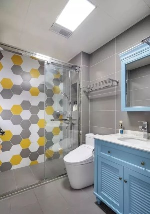 卫生间同样采用了厨房地板的房子，厨卫一体还是有道理的，不过淋浴间墙面用了六边形三色马赛克铺贴