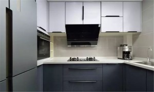 厨房也以灰色和白色为主，整体偏U型设计，转角处做了电器收纳，合理地利用空间。