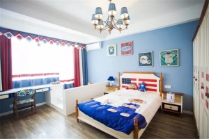 儿童房整体以淡蓝色的地中海风格基调，靠窗位置装着书桌，还装了个小小的榻榻米，显得格外的实用温馨。