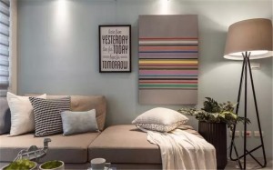 水蓝色沙发墙挂上装饰性相框，增加份量感平衡视觉比例，在光线的投射下，视觉效果丰富具层次性。