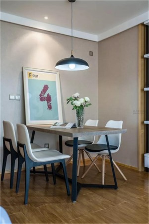 简单简洁的餐厅，铁架木板的餐桌，搭配一套精致极简的餐椅，显得简约而又自然舒适。