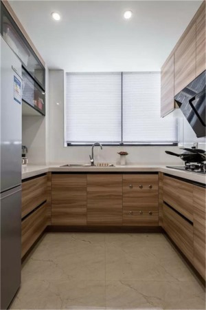 厨房以U型的布局，原木的橱柜+百叶帘，结合宽松实用的空间格局，整体显得格外的自然大方。