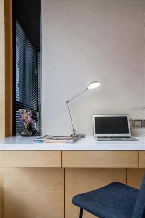 简易的小书桌，为主人提供了个在家临时办公的空间。