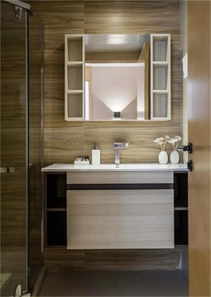 卫生间的镜子两侧做成开放的收纳架，可以方便地把卫浴用品放上去，很是实用；木纹砖打造的墙面跟地面，整体