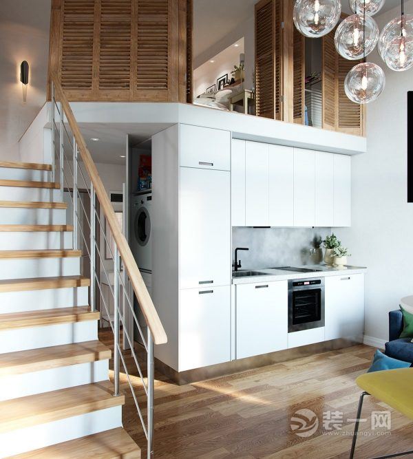 开放式厨房，烤箱。上面是卧室，厨房的后面是卫生间，设计师对空间的把握非常出色。
