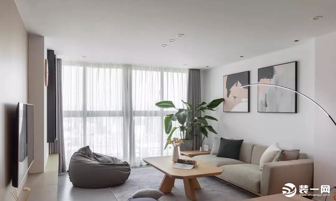 简约浅灰色的客厅空间，适当地穿插金属构架及局部红、雾霾蓝點綴，平衡视觉感受。
