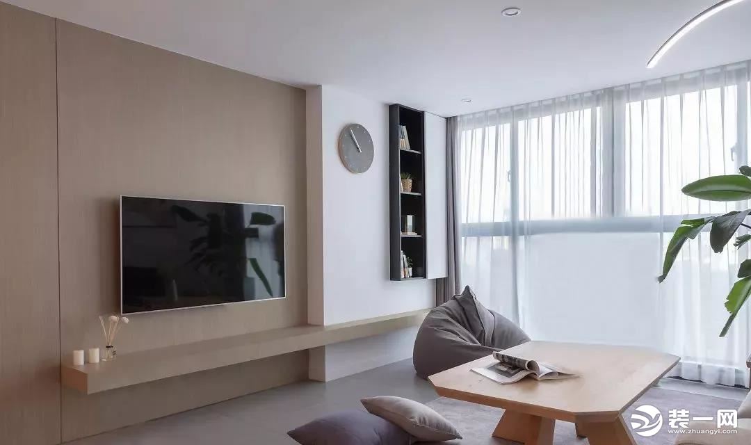 电视背景墙采用了木饰面与储物柜结合的形式，挑空隔板的设计让空间更显轻盈和通透。