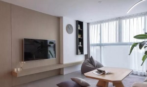 电视背景墙采用了木饰面与储物柜结合的形式，挑空隔板的设计让空间更显轻盈和通透。