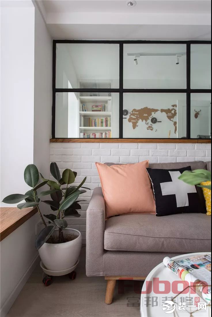 黑框玻璃的设计，让客厅和书房有了互动，在独立工作的同时，也可兼顾与家人的情感交流。