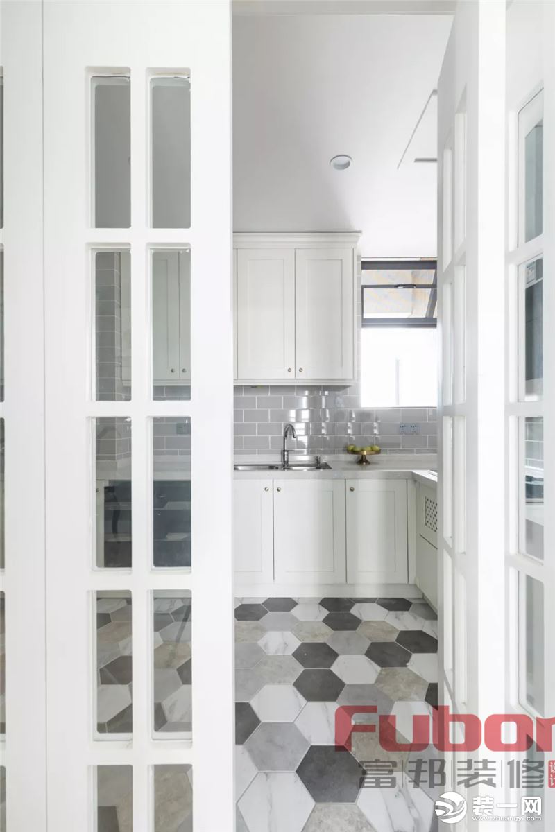 玻璃折叠门设计，既节省空间，也可以让厨房变得更通透敞亮。