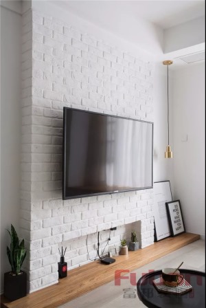 电视柜选用老榆木用作台板，并搭配使用在飘窗石和矮墙窗台处，使得客厅空间和谐、整洁。
