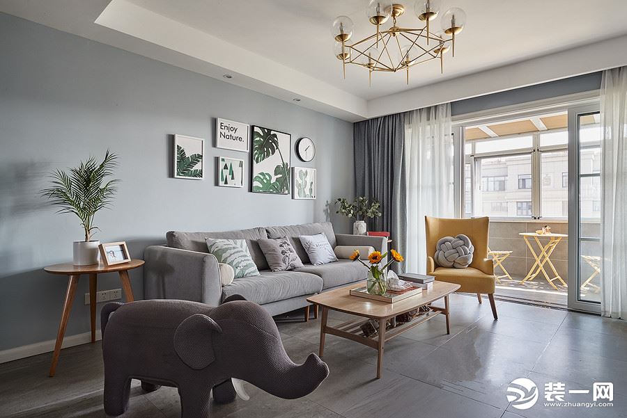 客厅灰色地砖在暖白基调的对比下，尽显优雅；浅灰绒布沙发，使整体空间显得素雅而生动