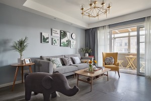 客厅灰色地砖在暖白基调的对比下，尽显优雅；浅灰绒布沙发，使整体空间显得素雅而生动
