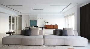 灰色沙发与无主灯吊顶的完美搭配，营造出高级感十足的客厅氛围🌟。