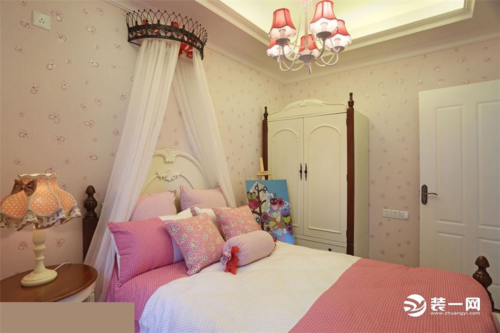 甜美儿童房为自己家的小公主，营造温婉淡雅的个人空间，米粉色印花壁纸时尚不失清秀