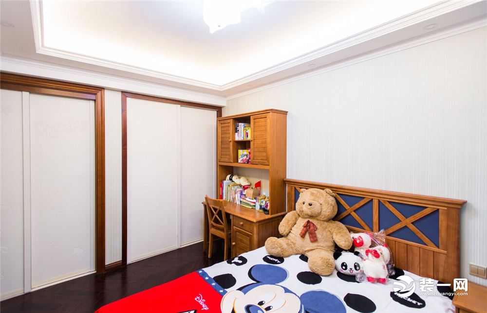 儿童房选择了同色调的大床以及书桌，业主的宝宝可以在这里更好的进行学习