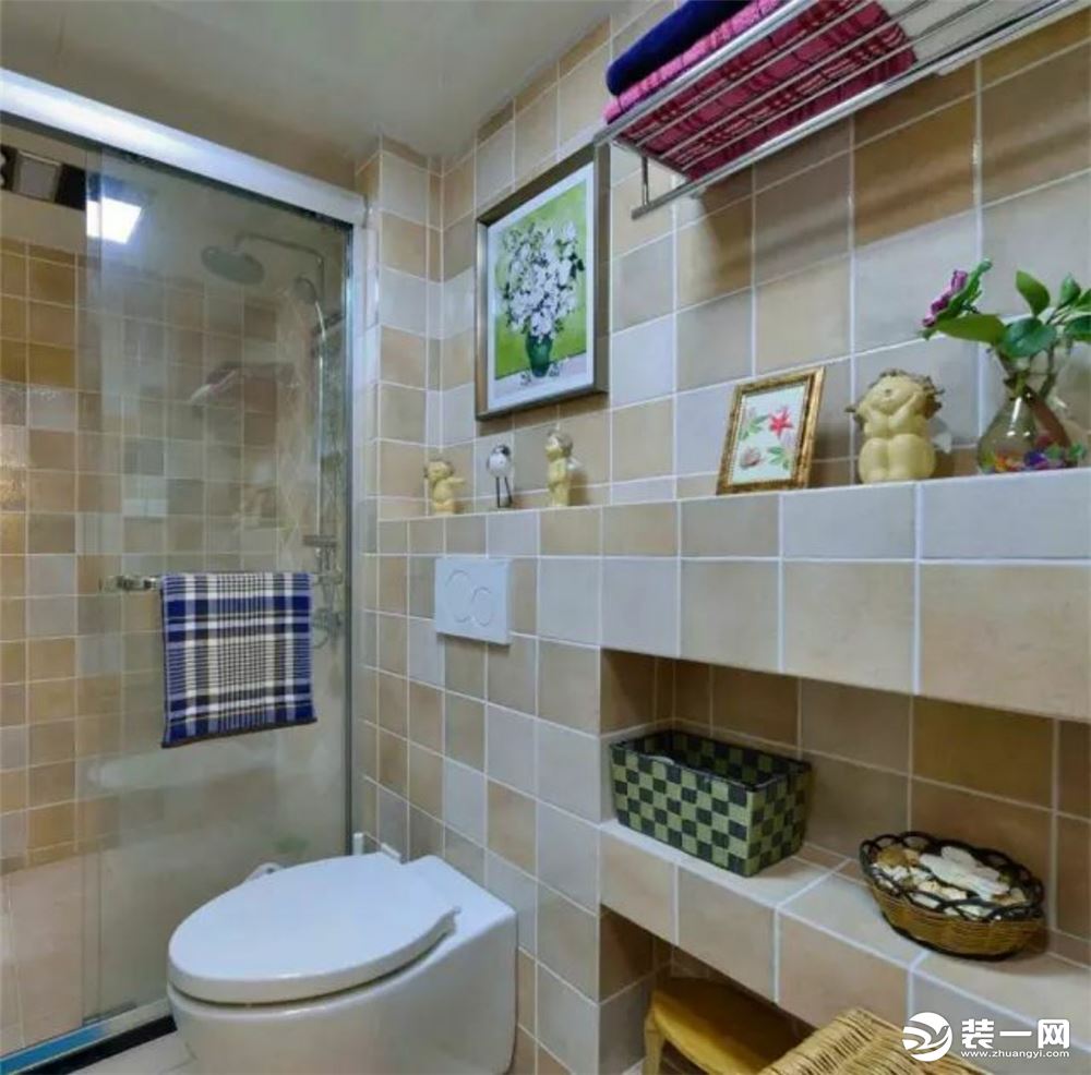 卫生间的硬装墙面做了很多壁龛，就算没有丰富的收纳展示空间，也能把卫浴用品整洁地摆放