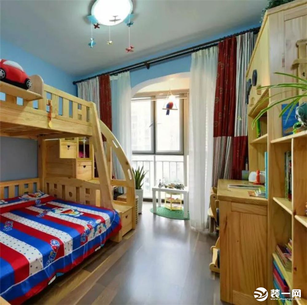 儿童房整体以原木质感的家具搭配，蓝色墙面结合童趣的细节装饰