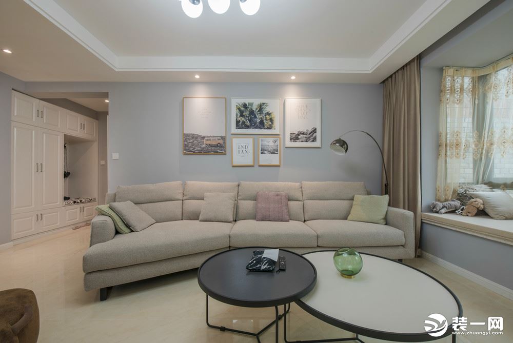 沙发的选择采用斜L型样式，落地灯的选择让画面更有聚集点