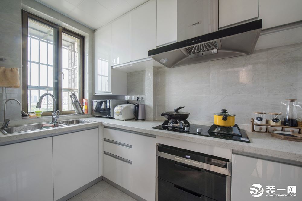 浑然一体的白色厨房，结合石材台面尽显大方整洁