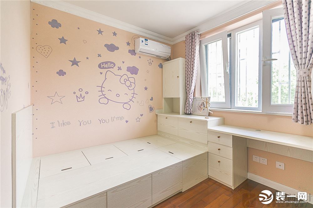 儿童房主色调设计丰富多彩，定制的是榻榻米床和书桌衣柜连体，腾出一个较大的游戏