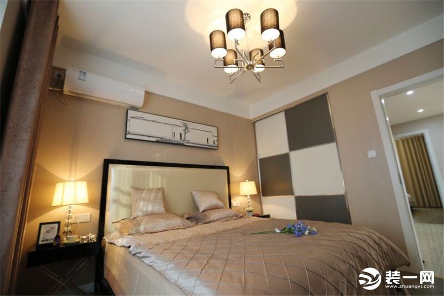 床头两侧的台灯，巧妙地融入到设计风格之中，为空间增添朦胧、浪漫之感。