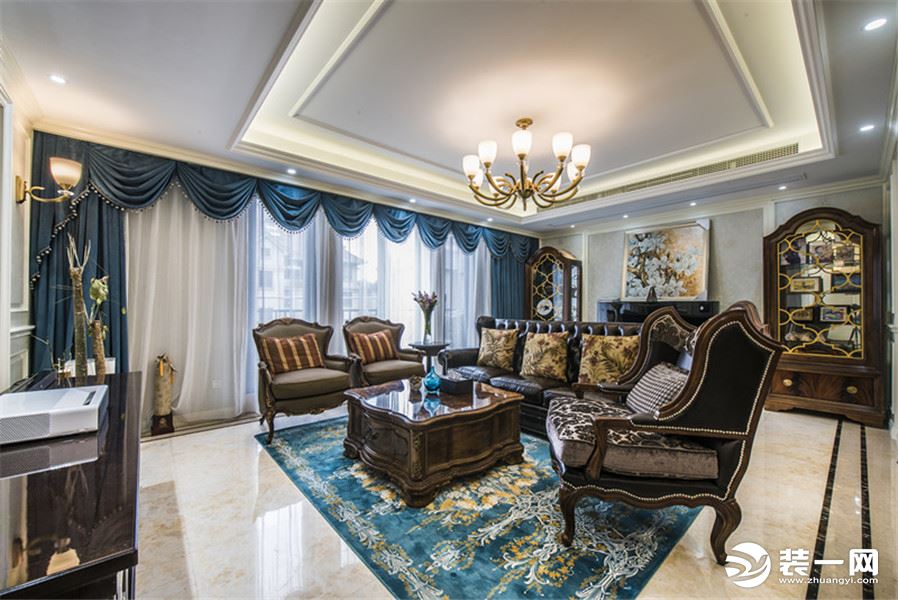 墙面色彩明亮结合深色牛皮沙发，整个空间柔中带刚，走进客厅就能感受主人对于生活品质的追求。