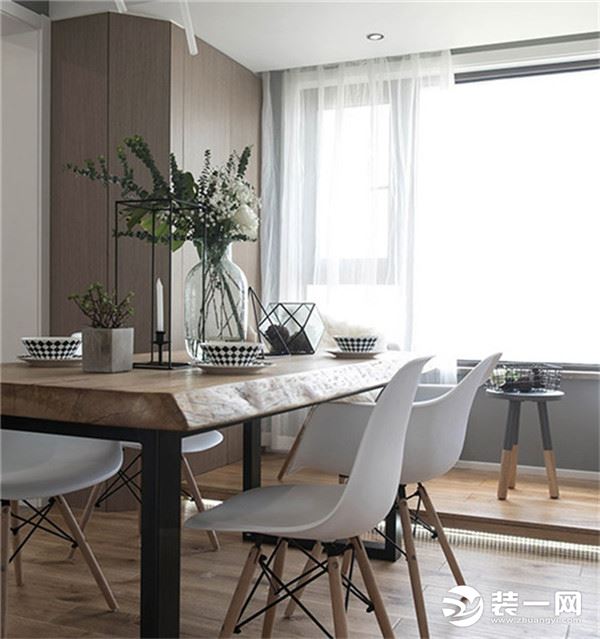 选用不规则的老木头作为餐桌桌面，自然与时尚元素结合。加上地板的原木风格，让家呈现不一样的美。
