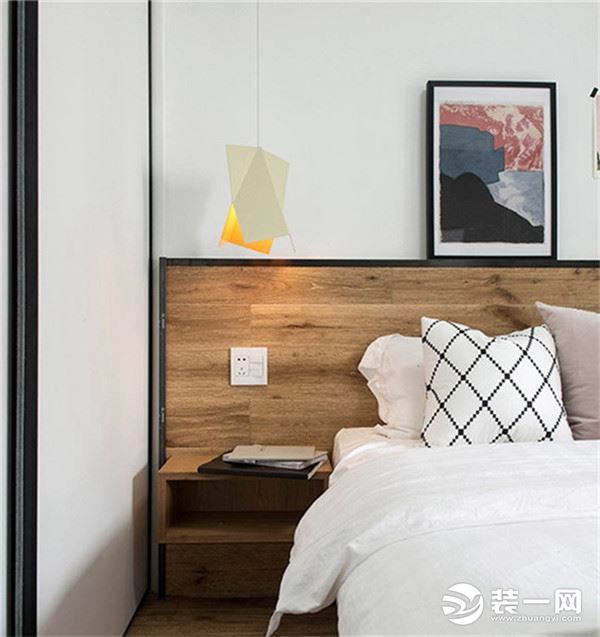 卧室空间以优雅方式呈现。吊灯直接从屋顶垂下，节省出台灯摆放空间，也为桌面留下的更多的空间。