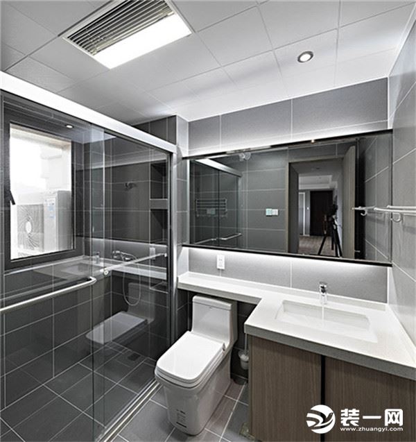 黑白灰的设计基调，让本来洁净的卫浴间增添了不少通透感。