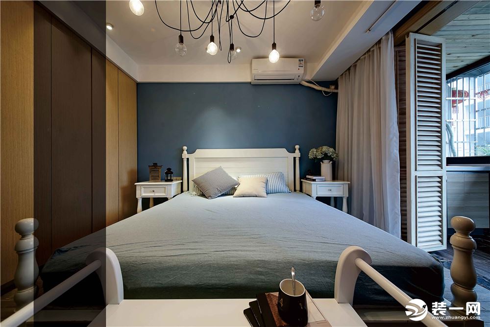 卧室采用白色与蓝色为主调，洁白的实木床，搭配原木地板。让人最大限度的放松心情，得到一种情绪的释放。