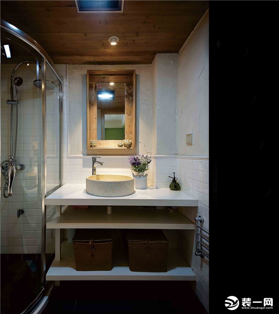 卫生间的设计自然古朴，采用木板吊顶，以及用木材做乐镜子边框，无时无处的体现自然的古朴大方。