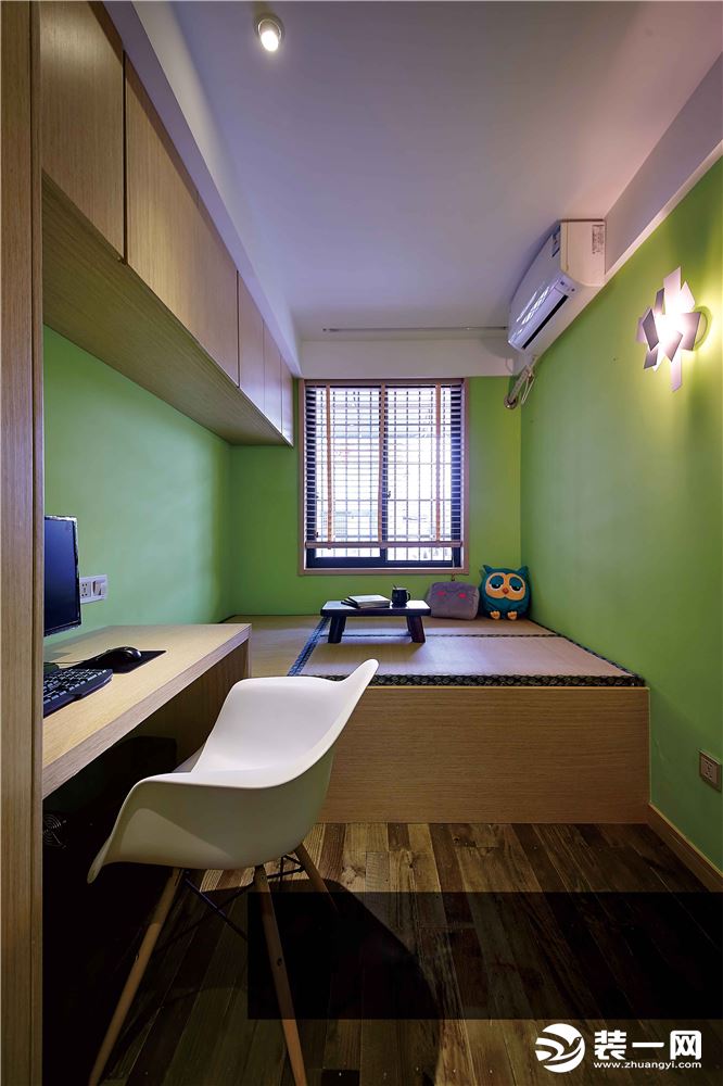 书房的设计采用书桌与榻榻米的搭配。绿色的墙面背景为本来单调的空间添加了一抹生机。