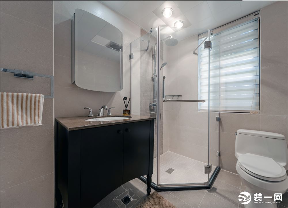 卫生间是一个干湿分离的设计，卫浴用的是美国科勒的，浴室柜和镜面柜都有了足够的收纳空间。