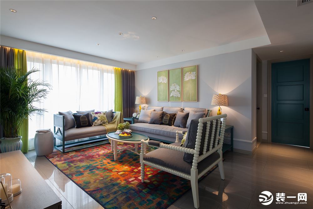 整个客厅采用灰色与绿色作为主调，搭配上红色打底的彩色地毯，整个视觉色彩饱满。