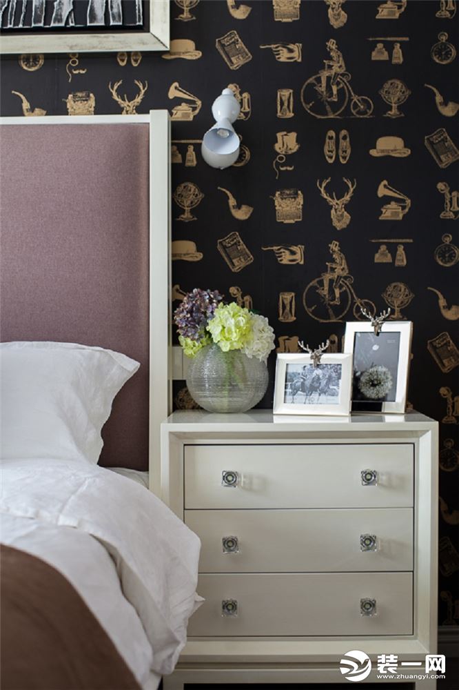 主卧的背景采用黑色描金的墙布。虽然单看图案十分的复杂，但是搭配着卧室，有简有繁，张弛有度。