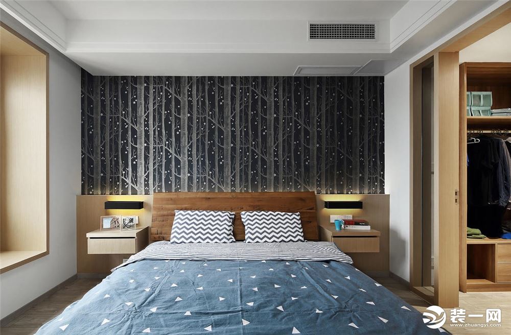 床头的木质背板和床头柜，是一体定制的，造型简约别致，配合木质双人床，显得卧室温和而又安静。