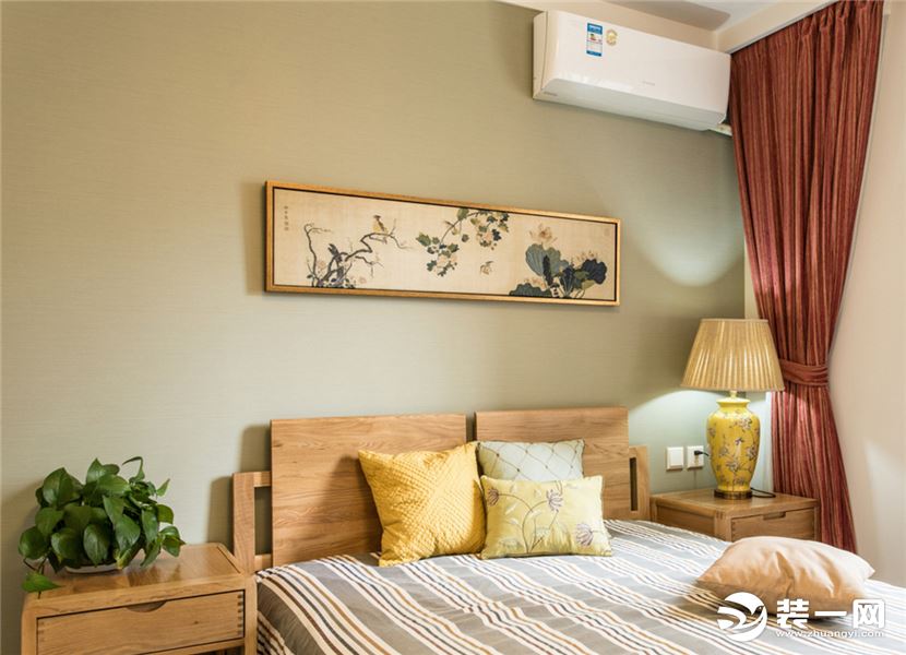 卧室布置较为温馨，作为主人的私密空间，才会使空间更加合理化，同时在软装和用色上非常统一。