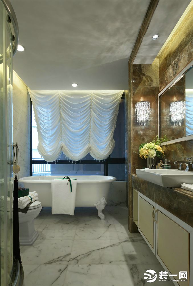 主卧卫生间全是采用大理石材质，白色的浴缸与带有浪漫气息的白色窗帘，给整个空间增添了一丝精致慵懒。