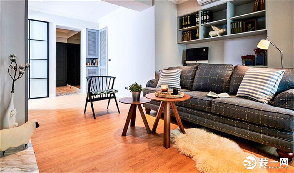 客厅是全家人活动的重心。全室采用温暖的木地板搭配简洁白墙，墙面的木作收纳皆以浅灰色为主调.