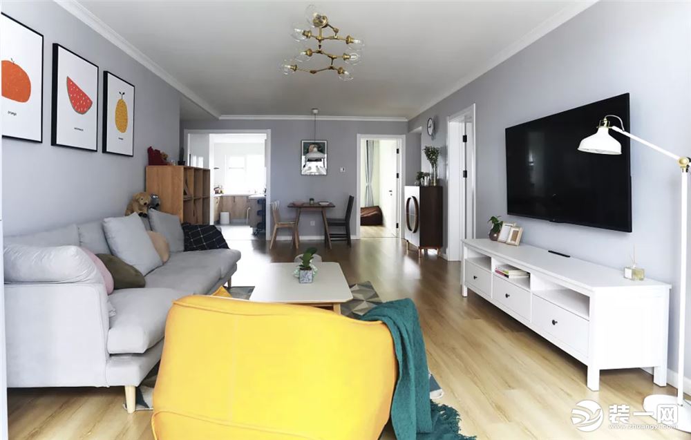 客厅硬装部分相对比较简洁，通过部分软装及家居，增加了色彩。