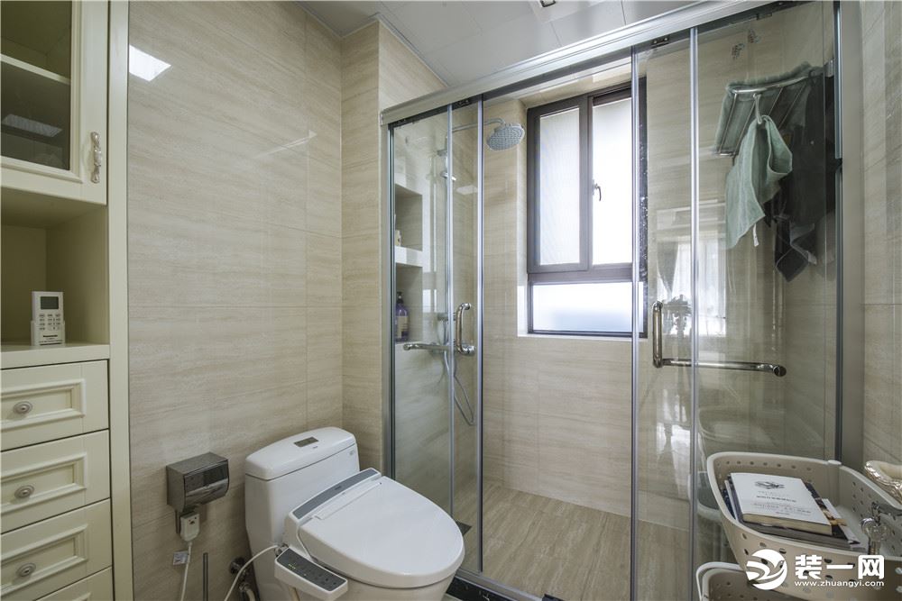 淋浴房的干湿分离，使得我们在很小的空间使得很合理，空间的利用很合理