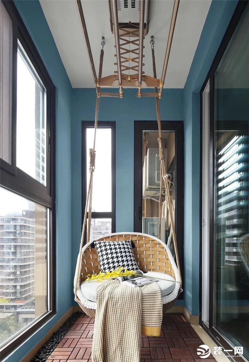 沙发及茶几用灰色加木色的搭配组合凸显出客厅的品位感，再以一款黄色的吊椅来抢眼配搭，为空间带来些许活力