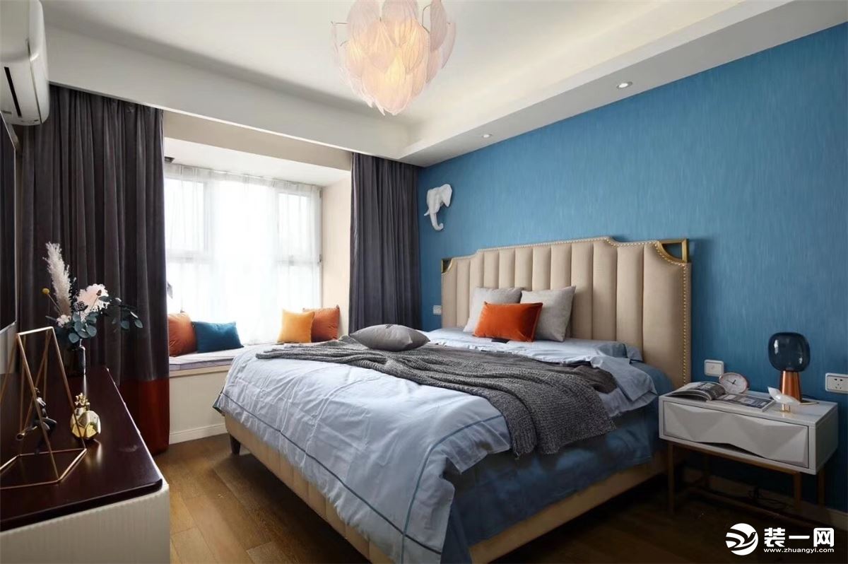 卧室墙面和吊顶没有做多的修饰，背景墙、床头及窗帘的颜色采用淡雅的蓝色和深灰色搭配，干净纯净，羽毛吊灯