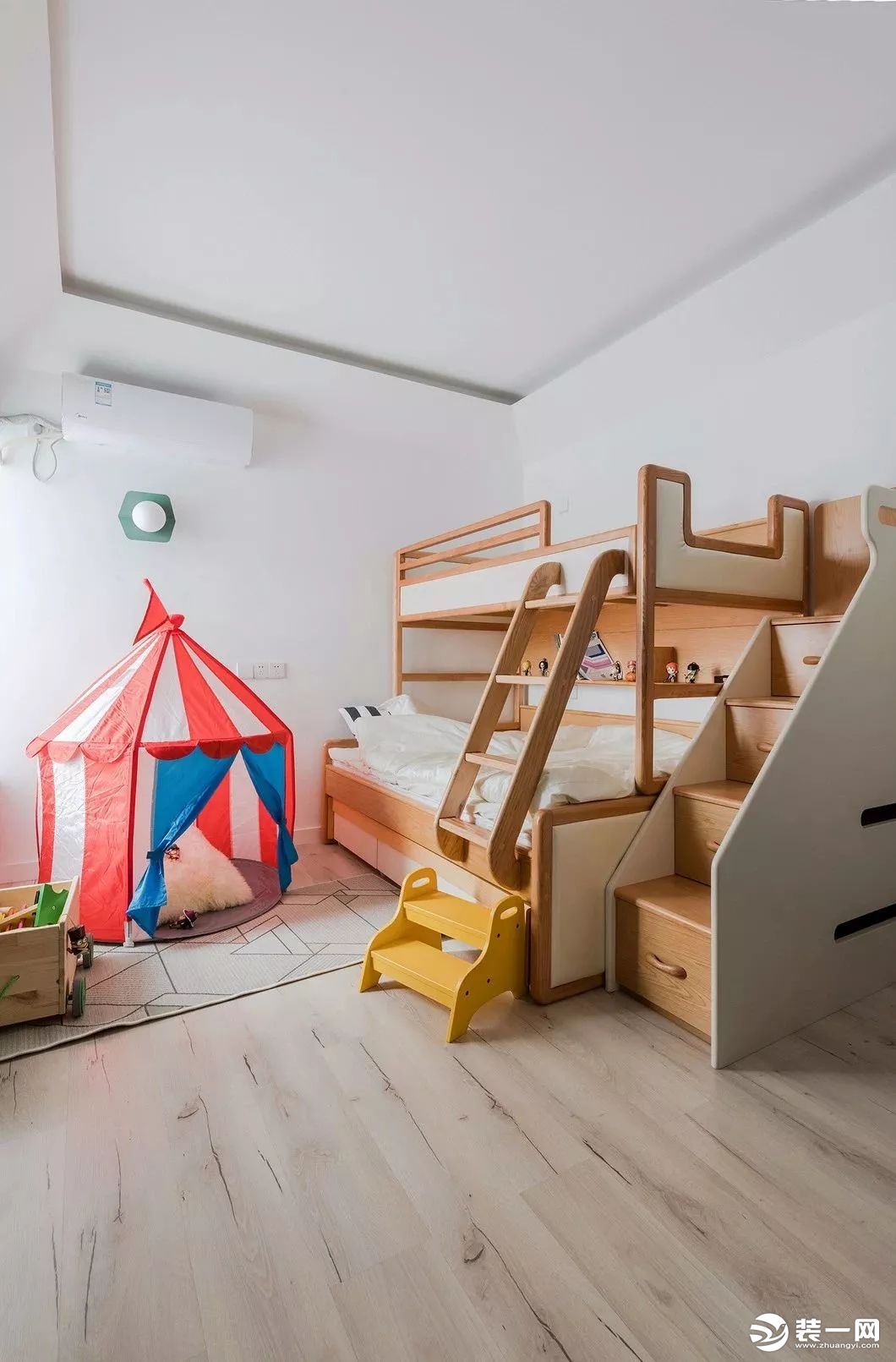 儿童房的设计更简约，为了满足主人想要小孩有个玩耍的地方，设计师专门放置了一个游戏帐篷、还有一面可